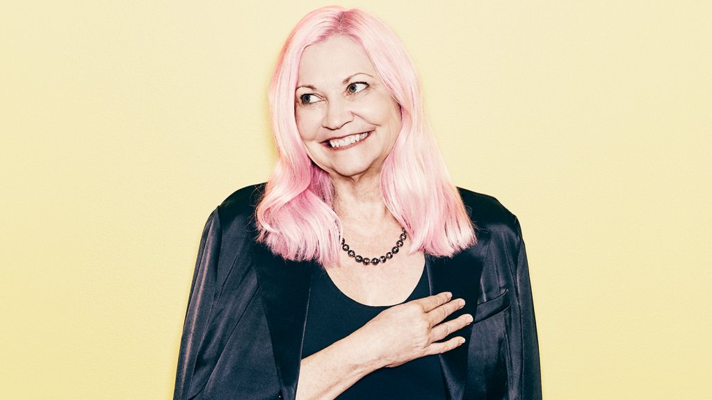 Sở hữu mái tóc hồng nổi bật và nụ cười vui vẻ, nữ doanh nhân ngoài 50 tuổi nói rằng việc kinh doanh đã có sẵn trong AND của mình và bà cảm thấy thoải mái khi chấp nhận rủi ro. Nguồn: Internet