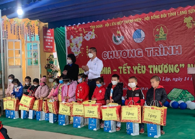 Natrumax Việt Nam trao quà cho học sinh có hoàn cảnh khó khăn tại trường Tiểu học xã Đông Thắng