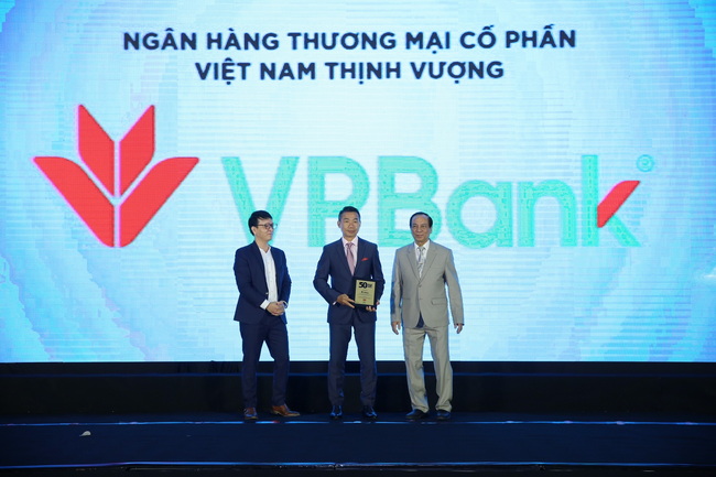 Ông Phạm Phú Khôi - Phó Tổng GĐ VPBank đại diện ngân hàng nhận danh hiệu
