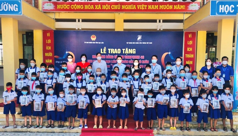 Đại diện VNPT Bạc Liêu trao tặng máy tính bảng và sim cho học sinh nghèo các xã vùng sâu huyện Vĩnh Lợi (Bạc Liêu).