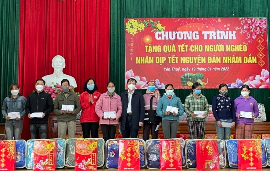 Phó Bí thư Tỉnh ủy, Chủ tịch UBND tỉnh Hòa Bình Bùi Văn Khánh tặng quà Tết cho người nghèo huyện Yên Thuỷ.