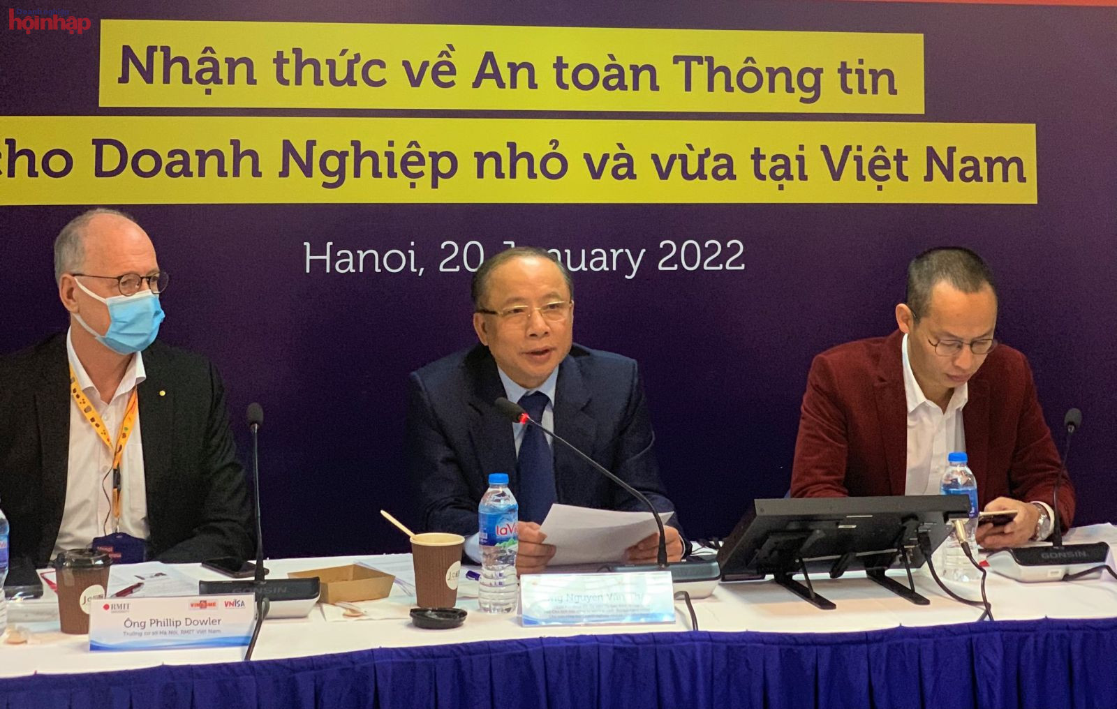 TS.Nguyễn Văn Thân - Chủ tịch Hiệp hội Doanh nghiệp nhỏ và vừa Việt Nam (ngồi giữa) chia sẻ tại Diễn đàn