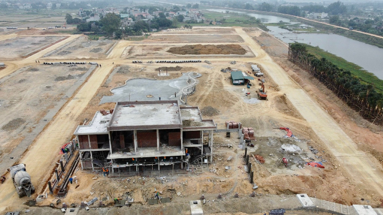 Công nhân xây dựng dự án TNR Stars Bỉm Sơn đang hoàn thiện khu clubhouse tại dự án