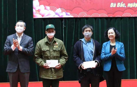 Trưởng Ban Tổ chức T.Ư Trương Thị Mai thăm, chúc Tết, tặng quà Đảng bộ và Nhân dân tỉnh Hòa Bình