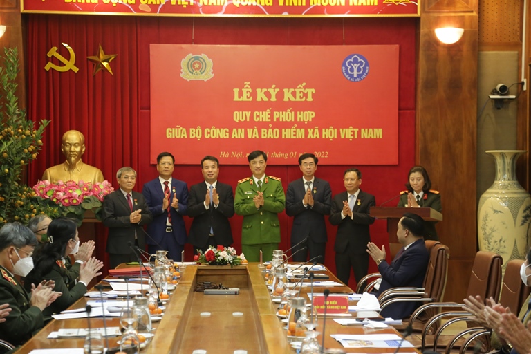 Thừa ủy quyền của Bộ trưởng Bộ Công an, Trung tướng Nguyễn Duy Ngọc trao Kỷ niệm chương “Bảo vệ an ninh Tổ quốc” của Bộ Công an cho 12 đồng chí thuộc BHXH Việt Nam.