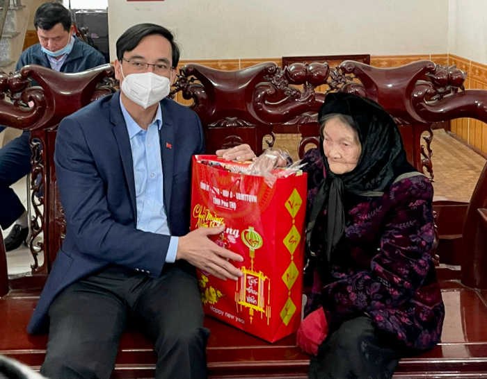 Chủ tịch Ủy ban MTTQ tỉnh Phú Thọ- Nguyễn Hải tặng quà cho cụ Vũ Thị Ngoạt - 101 tuổi, là thân nhân liệt sĩ ở khu 2, xã Hoàng Cương