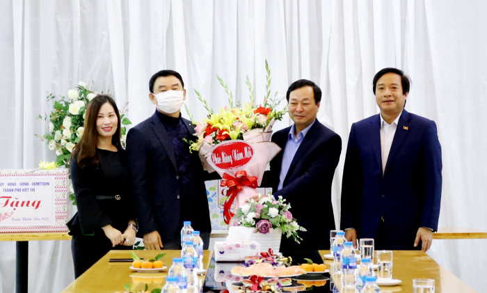 Chủ tịch UBND tỉnh Phú Thọ- Bùi Văn Quang tặng hoa chúc mừng cán bộ, công nhân viên Công ty MTC Led Vina