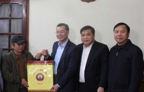 Bí thư Tỉnh ủy Hòa Bình Ngô Văn Tuấn, thăm, tặng quà nguyên lãnh đạo chủ chốt của tỉnh