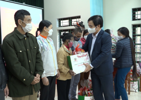 Phó Chủ tịch UBND tỉnh Phú Thọ thăm, tặng quà Tết cho các gia đình có hoàn cảnh khó khăn tại huyện Đoan Hùng