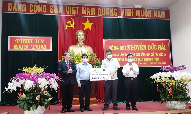 Chủ tịch Hội đồng Dân tộc của Quốc hội Y Thanh Hà Niê Kđăm trao tặng 500 triệu đồng hỗ trợ các hộ nghèo đặc biệt khó khăn tại tỉnh Kon Tum.