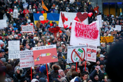 Châu Âu: Hàng nghìn người biểu tình phản đối hộ chiếu vắc xin