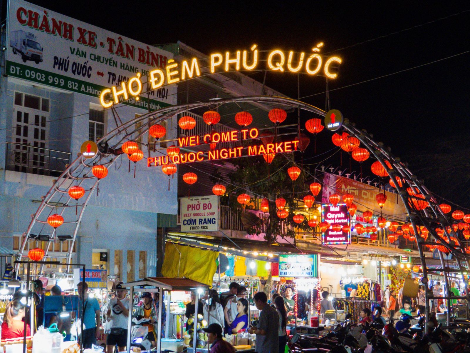 Chợ đêm Phú Quốc cũng nằm trong địa điểm yêu thích của khách quốc tế