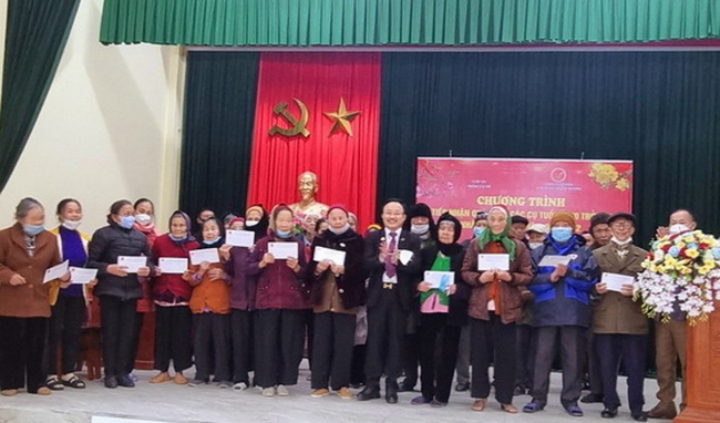 Ban lãnh đạo Công ty trao quà cho Người cao tuổi thôn Cụ Trì, xã Ngũ Hùng, huyện Thanh Miện, tỉnh Hải Dương