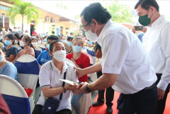 Bí thư Thành ủy TP.HCM Nguyễn Văn Nên trao quà cho công nhân và các gia đình có hoàn cảnh khó khăn tại Đồng Nai