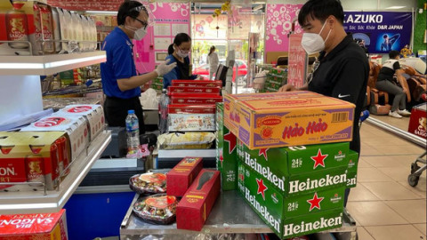 TP.HCM: Giá bia bán trong dịp Tết, trong siêu thị rẻ hơn bên ngoài