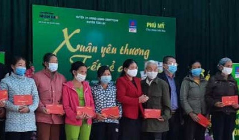 Hòa Bình: Tổng Công ty Phân bón và hóa chất dầu khí trao 150 suất quà Tết cho cho hộ nghèo huyện Tân Lạc