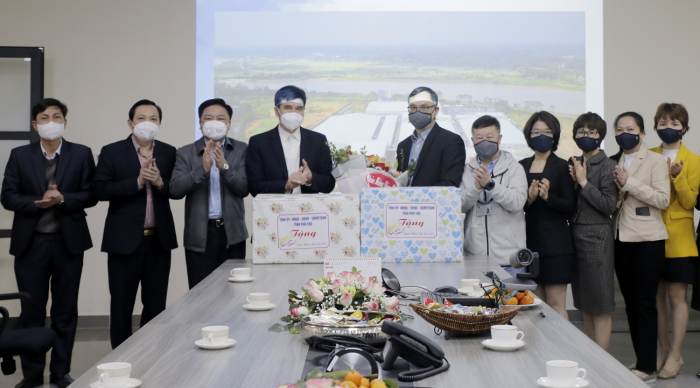 Phó Chủ tịch Thường trực HĐND tỉnh Phú Thọ tặng hoa, quà chúc mừng Công ty TNHH YIDA Việt Nam