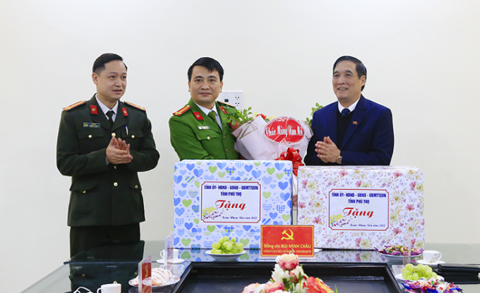Bí thư Tỉnh ủy Phú Thọ tặng quà Công an huyện Phù Ninh
