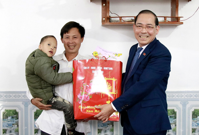 Phó Bí thư Thường trực Tỉnh ủy Phú Thọ- Hoàng Công Thủy trao quà Tết cho gia đình cháu Nguyễn Hữu Đức - trẻ em có hoàn cảnh khó khăn ở khu 2, xã Tề Lễ.