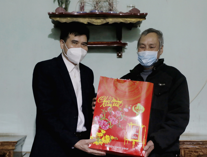 Phó Chủ tịch Thường trực HĐND tỉnh Phú Thọ- Dương Hoàng Hương tặng quà thương binh Hà Ngọc Thọ