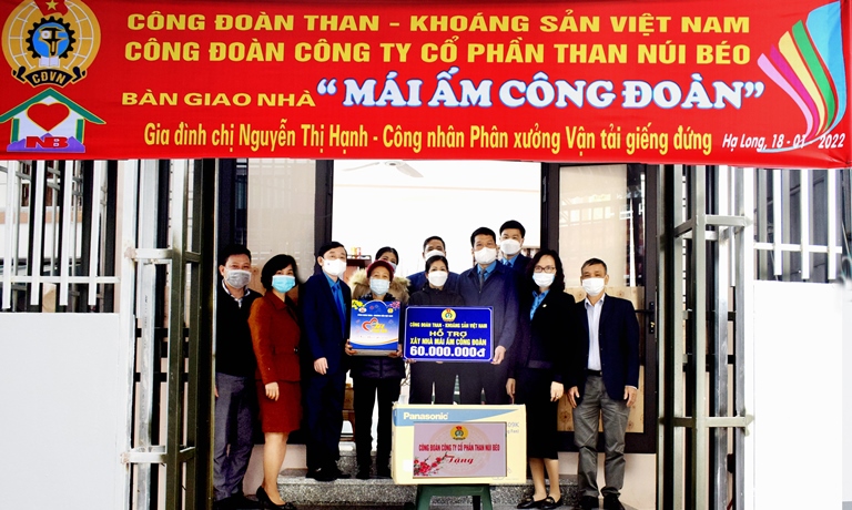 Công đoàn TKV trao kinh phí từ Quỹ “Mái ấm công đoàn” hỗ trợ gia đình chị Nguyễn Thị Hạnh - công nhân Công ty CP Than Núi Béo.