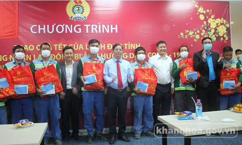 Khánh Hòa: Trao tặng quà cho 110 người lao động có hoàn cảnh khó khăn bị ảnh hưởng bởi dịch Covid-19