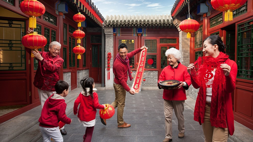 Treo câu đối đỏ là phong tục truyền thống của Trung Quốc