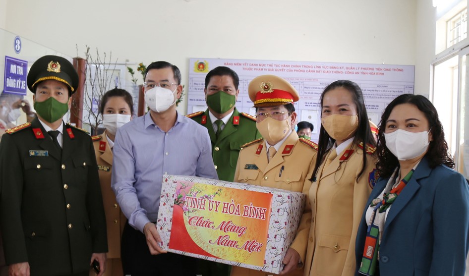 Bí thư Tỉnh ủy Hòa Bình Ngô Văn Tuấn, tặng quà, động viên lực lượng Cảnh sát giao thông Công an tỉnh.