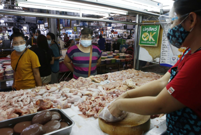 Một quầy hàng bán thịt gà tại chợ Ying Charoen ở thủ đô Bangkok