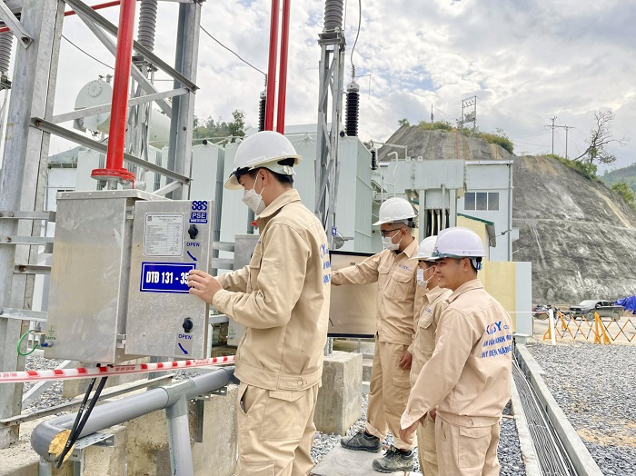 Các kỹ sư nhà máy Thuỷ điện Nậm Pạc kiểm tra công tác phát điện tại trạm biến áp.