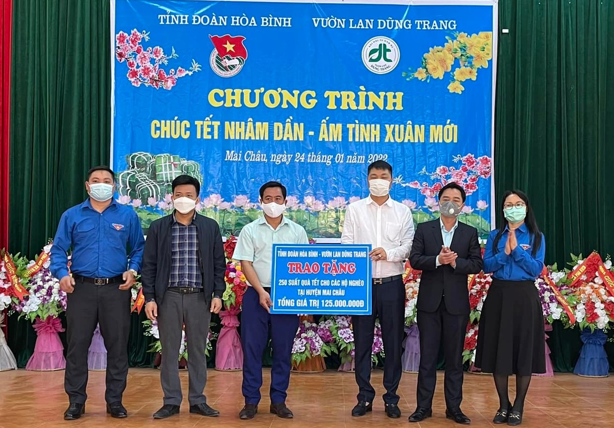 Lãnh đạo huyện Mai Châu tiếp nhận các suất quà Tết từ Tỉnh Đoàn Hòa Bình và Vườn lan Dũng Trang.
