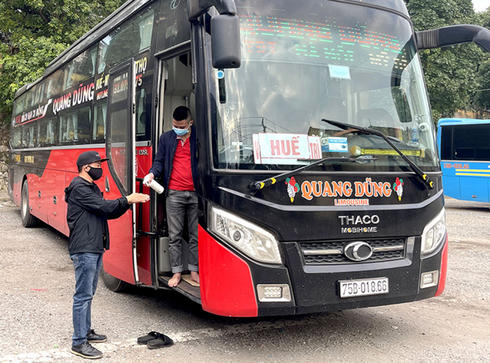 Các nhà xe tại Bến xe khách Việt Trì (Phú Thọ) đều trang bị nước sát khuẩn, khẩu trang phục vụ vận chuyển hành khách, đảm bảo an toàn phòng, chống dịch bệnh COVID-19