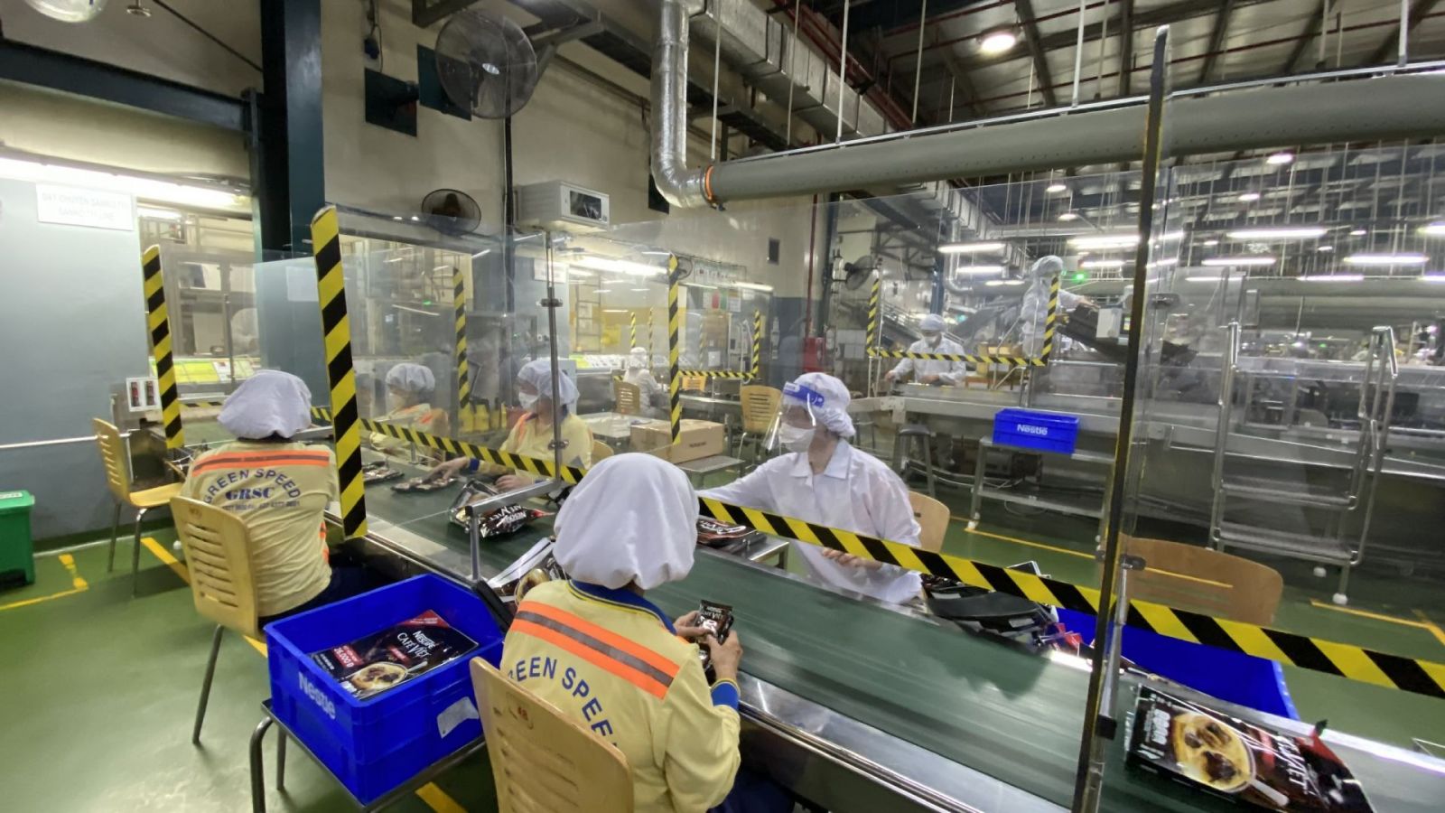 Nhân viên đang làm việc ở khâu đóng gói thành phẩm tại nhà máy Nestlé