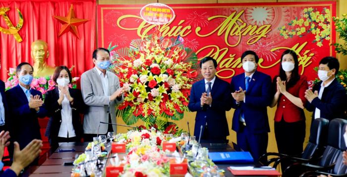 Chủ tịch UBND tỉnh Phú Thọ tặng hoa chúc Tết Công ty cổ phần cấp nước Phú Thọ