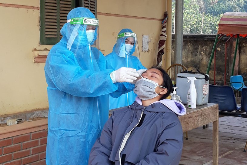 Trạm Y tế xã Lạc Thịnh (Yên Thủy – Hòa Bình) sử dụng kết quả test nhanh kháng nguyên để xác định ca mắc COVID-19 trên địa bàn.