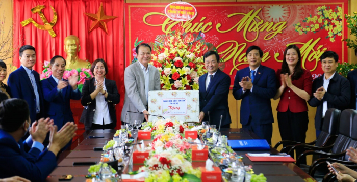 Chủ tịch UBND tỉnh Phú Thọ tặng quà chúc Tết Công ty cổ phần cấp nước Phú Thọ