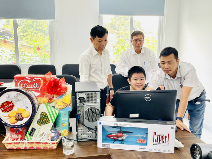 Công ty Điện lực Phú Thọ (thuộc TCT Điện lực TP HCM) tặng máy tính và quà Tết cho các bé có hoàn cảnh đặc biệt vì Covid-19 mà đơn vị nhận bảo trợ.