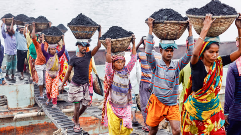 Các công nhân chở than khi họ dỡ phà tại Gabtoli ở Dhaka vào ngày 2 tháng 1. Các tổ chức tài chính công của Nhật Bản vẫn đầu tư vào than cũng như các nhà máy điện khí ở Việt Nam, Bangladesh, Thái Lan và Indonesia. © Reuters
