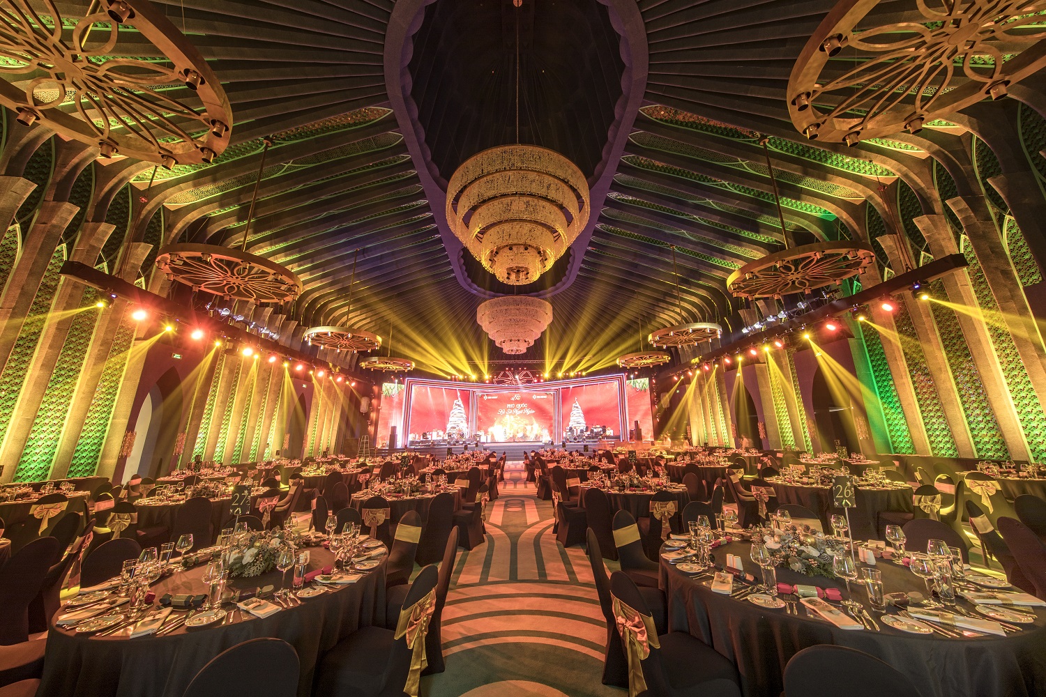 Siêu Ballroom được thiết kế cầu kỳ và trang bị hệ thống âm thanh, ánh sáng hiện đại