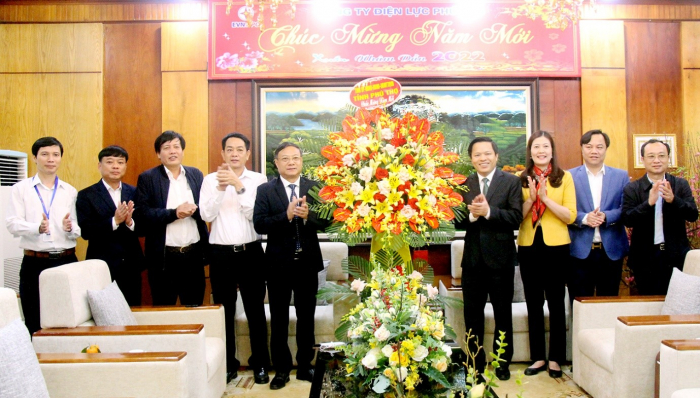 Phó Chủ tịch UBND tỉnh Phan Trọng Tấn tặng hoa chúc mừng những kết quả Công ty Điện lực Phú Thọ đạt được trong năm 2021