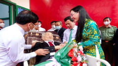 Bí thư Tỉnh ủy Quảng Ngãi Bùi Thị Quỳnh Vân đến thăm đồng chí Phạm Thanh Biền nhân lễ mừng thượng thọ 100 tuổi