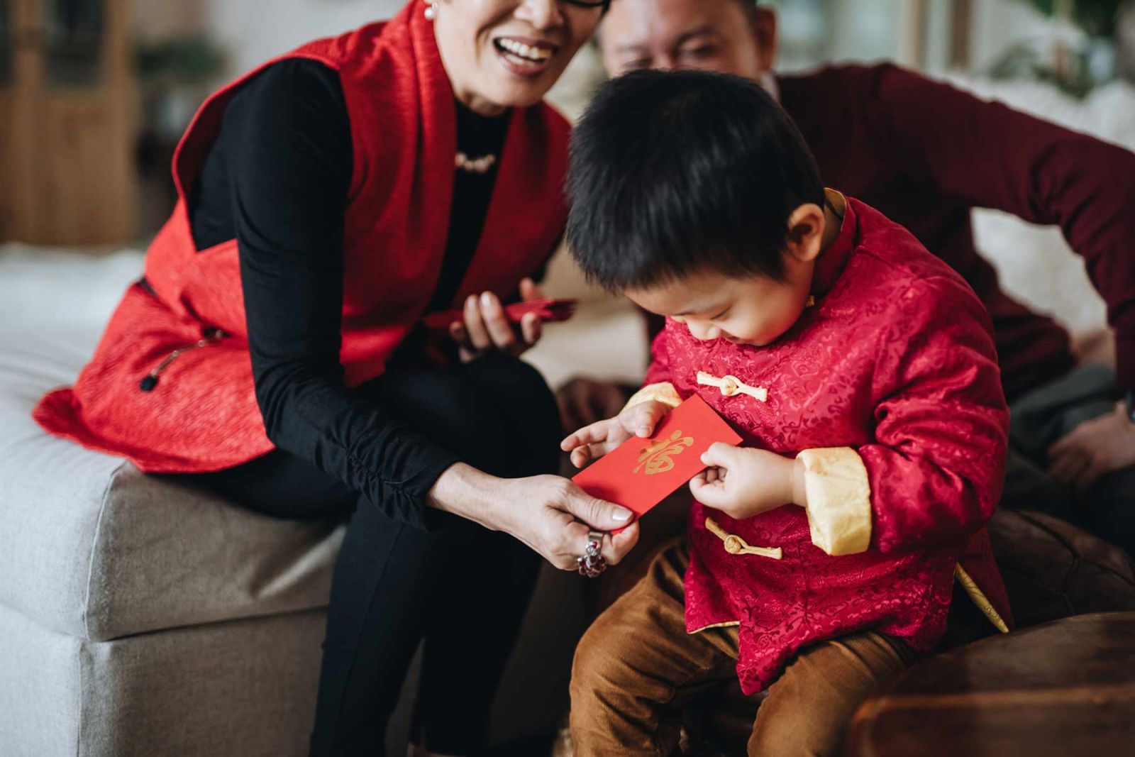 Trên khắp Trung Quốc, các thành viên trong gia đình cũng tặng nhau những phong bao lì xì đỏ .