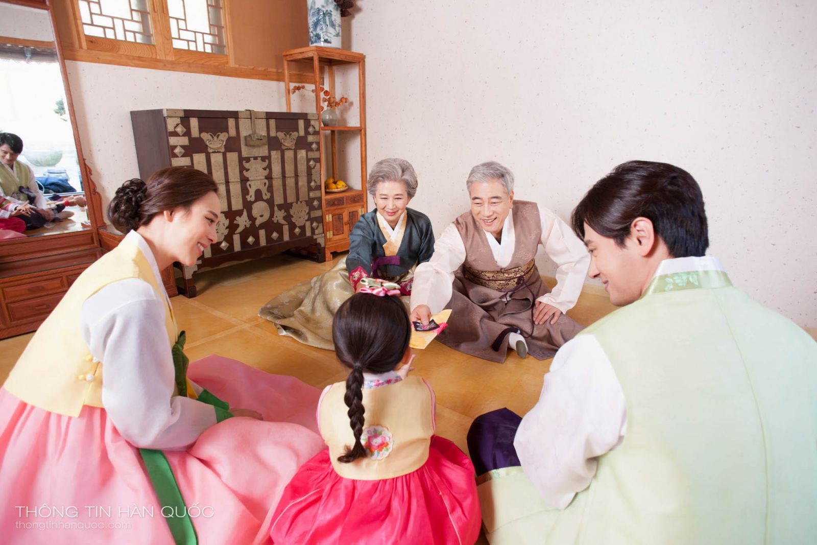 Người dân Hàn Quốc thường mặc trang phục truyền thống (được gọi là hanbok) vào dịp Tết