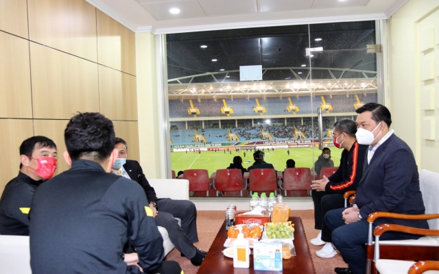 Phó Chủ tịch Cao Văn Chóng cũng có những trao đổi cùng Chủ tịch LĐBĐ Trung Quốc về những phát triển của bóng đá tại hai quốc gia trong thời gian vừa qua