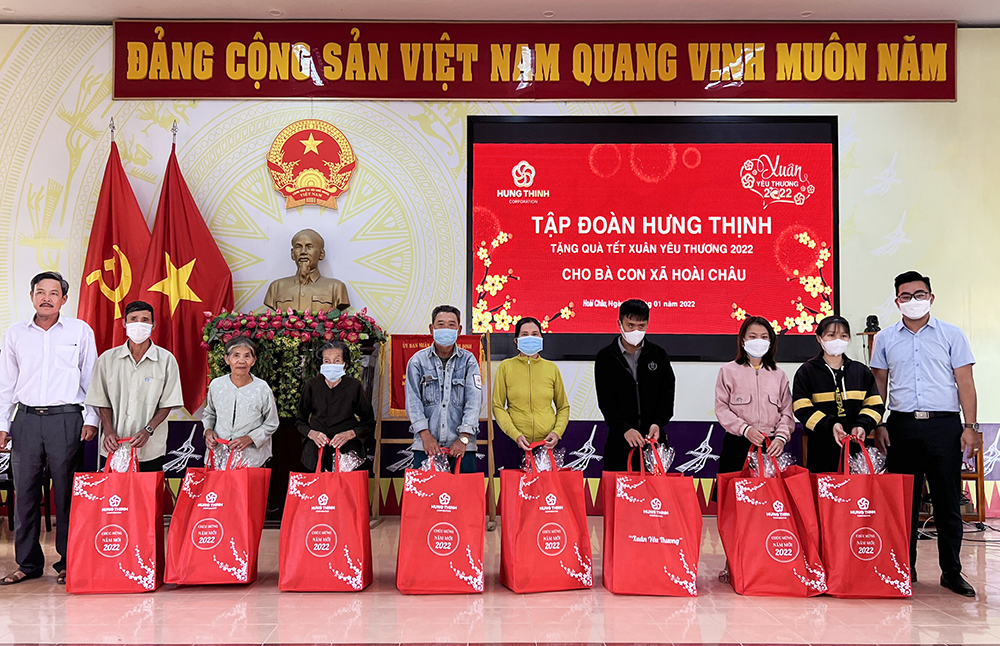 Đại diện Tập đoàn Hưng Thịnh và lãnh đạo xã Hoài Châu (thị xã Hoài Nhơn, tỉnh Bình Định)
trao những phần quà Tết cho bà con có hoàn cảnh khó khăn tại địa phương
