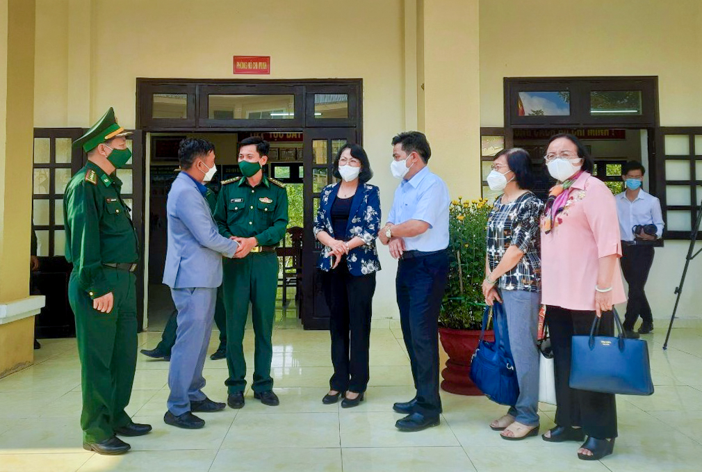 Bà Đặng Thị Ngọc Thịnh cùng đại diện Tập đoàn Hưng Thịnh thăm hỏi các chiến sĩ
tại đồn biên phòng Đắc Pring, tỉnh Quảng Nam