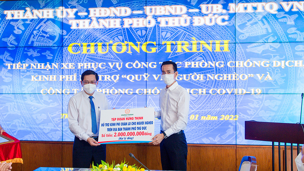 Ông Cao Minh Hiếu - Thành viên HĐQT Tập đoàn Hưng Thịnh (bên phải)
trao tặng 2 tỷ đồng nhằm chăm lo cho người nghèo trên địa bàn TP.Thủ Đức