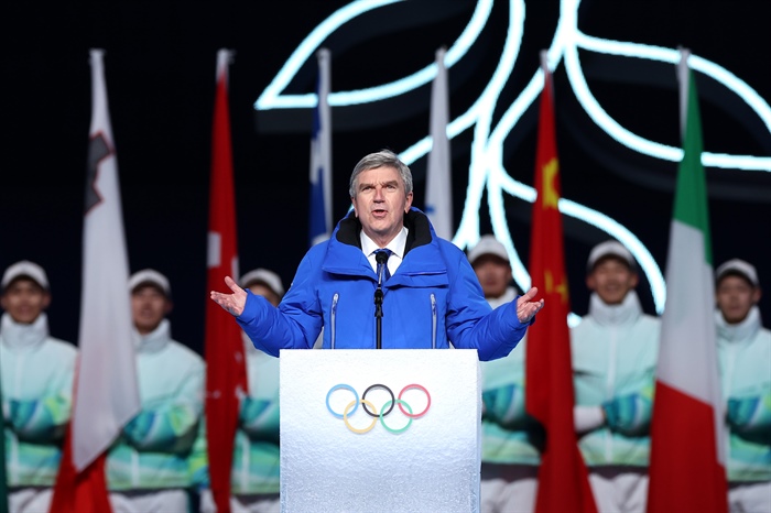 Chủ tịch IOC Thomas Bach phát biểu tại lễ khai mạc. Ảnh: Getty