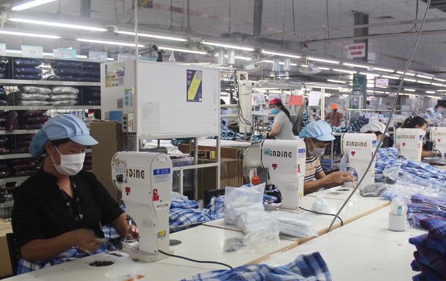 Những năm qua, Công ty TNHH sản xuất hàng may mặc Esquel Việt Nam - Hòa Bình (KCN Lương Sơn) đóng góp đáng kể vào giá trị sản xuất công nghiệp, xuất khẩu của tỉnh.