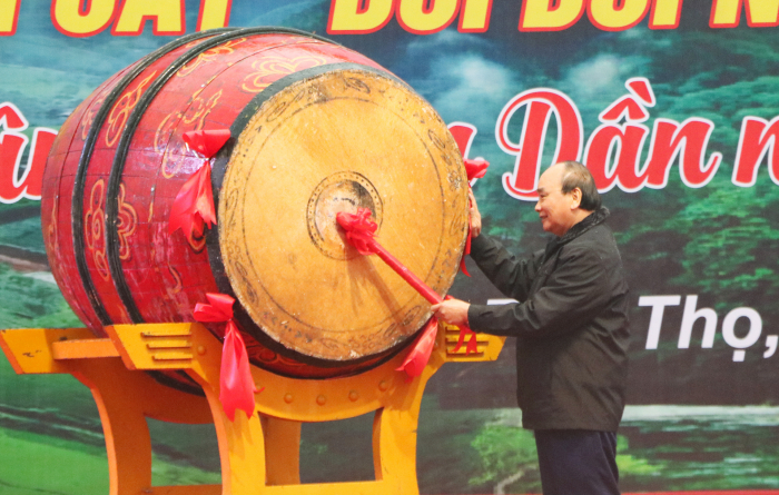 Chủ tịch nước Nguyễn Xuân Phúc đánh trống phát động Tết trồng cây “Đời đời nhớ ơn Bác Hồ” Xuân Nhâm Dần 2022 tại Đền Hùng (Phú Thọ)